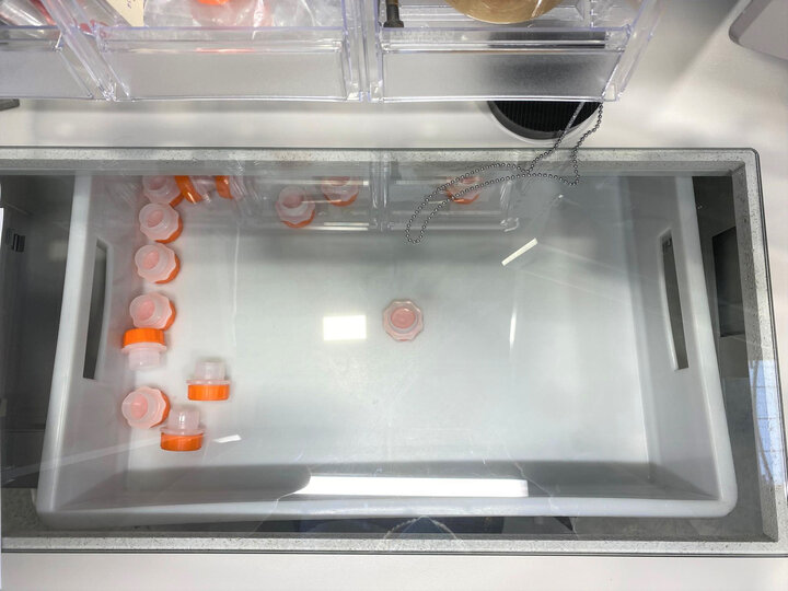 Treston collaboration avec ROVIP - table de travail personnalisé, view inside